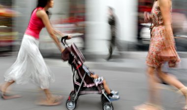 Bebek arabasındaki bebek ile anne