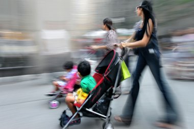 Bebek arabasındaki bebek ile anne