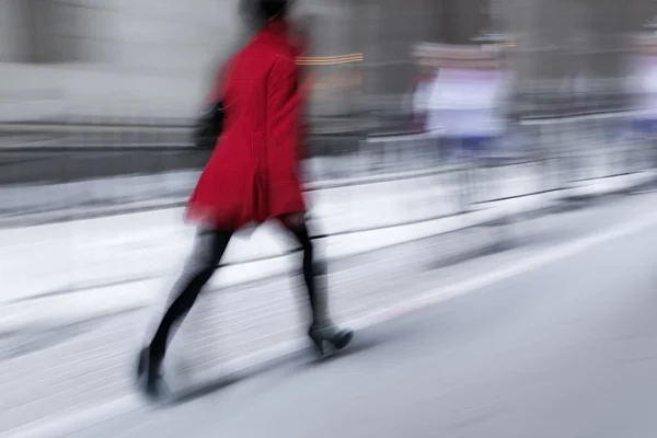 Spaziergängerin im roten Mantel — Stockfoto