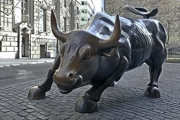 Bull monument — Stock Photo, Image