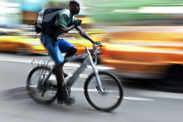 Ciclista na cidade — Fotografia de Stock