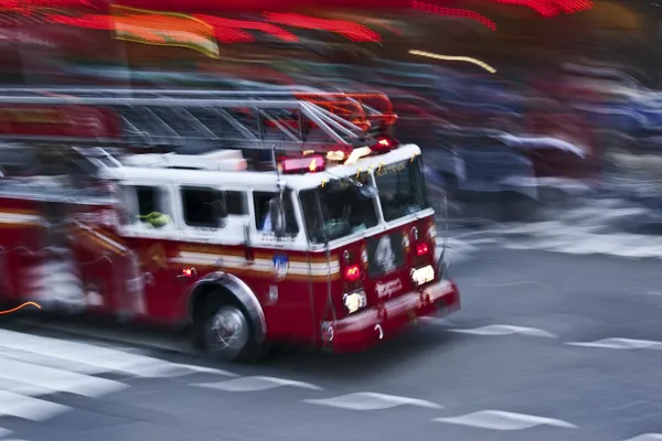 Camião de bombeiros em acção — Fotografia de Stock