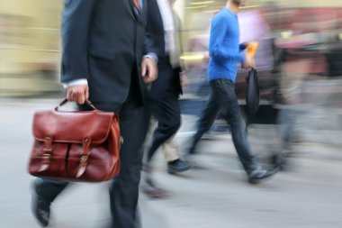hareketli iş insanlar sokakta yürürken bulanık