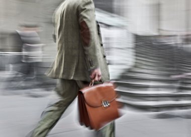 hareketli iş insanlar sokakta yürürken bulanık