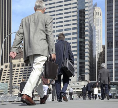 Sokakta yürüyen iş adamları