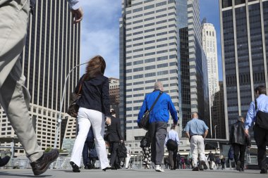 Sokakta yürüyen iş adamları