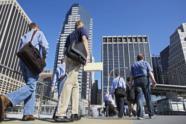 Sokakta yürüyen iş adamları