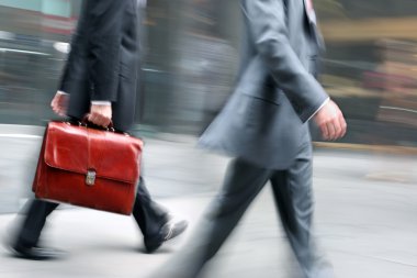 hareketli iş insanlar sokakta yürürken bulanık