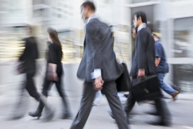 hareketli iş insanlar sokakta yürürken bulanık