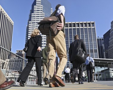 Sokakta yürüyen iş adamları