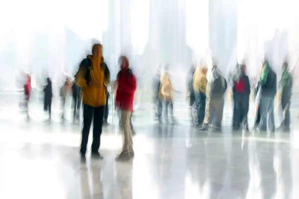 Grupo de personas en el centro de negocios vestíbulo — Foto de Stock