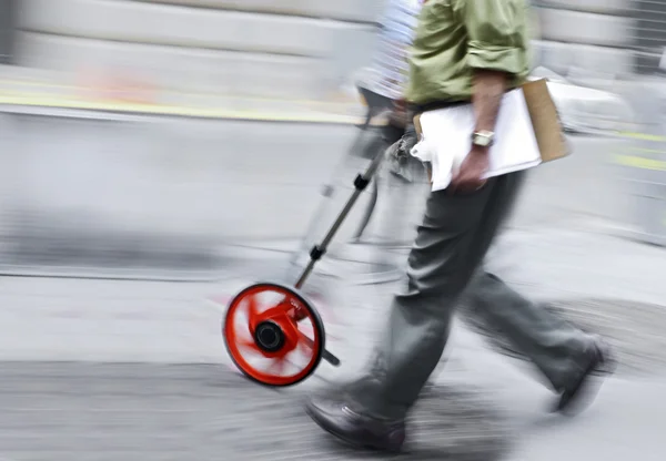 Movimiento borrosa gente de negocios caminando por la calle — Foto de Stock