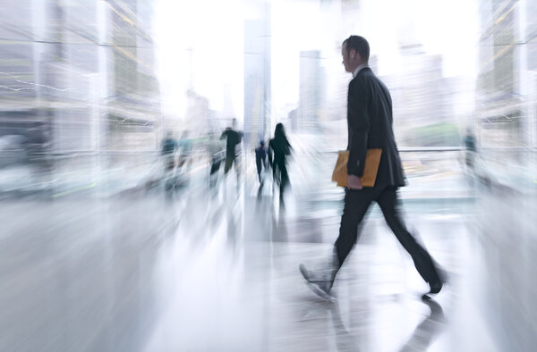 группа людей в бизнес-центре лобби
