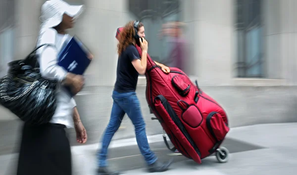 Mensen met muzikale instrument op een stad straat — Stockfoto