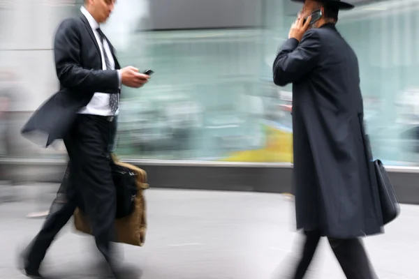 Movimento sfocato uomini d'affari che camminano per strada — Foto Stock