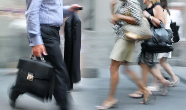 Movimento turvo pessoas de negócios andando na rua — Fotografia de Stock