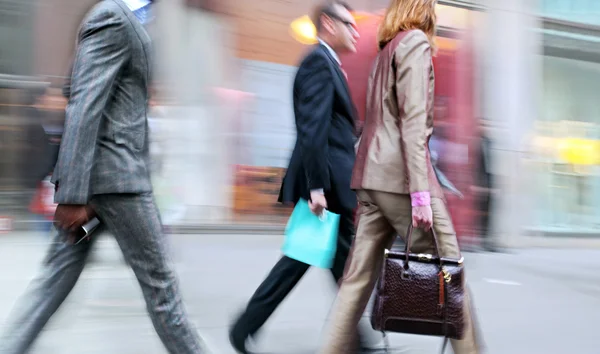 Movimiento borrosa gente de negocios caminando por la calle —  Fotos de Stock