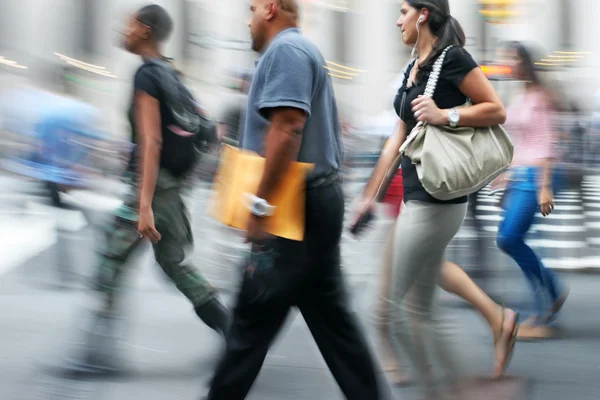 Beweging wazig mensen uit het bedrijfsleven lopen op de straat — Stockfoto