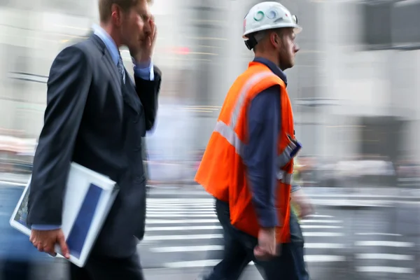 Beweging wazig mensen uit het bedrijfsleven lopen op de straat — Stockfoto