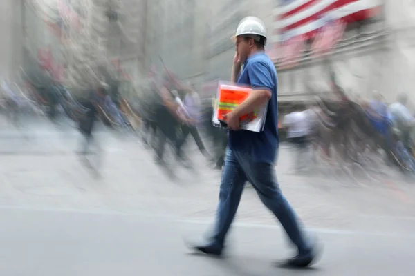 Movimiento borrosa gente de negocios caminando por la calle — Foto de Stock