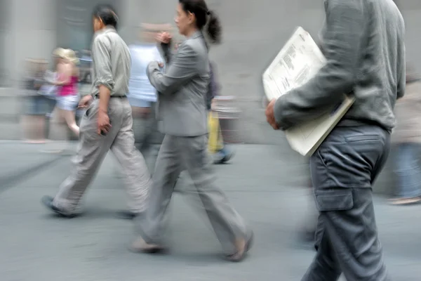 Movimiento borrosa gente de negocios caminando por la calle — Foto de Stock