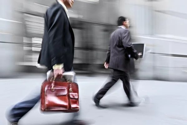 Movimento sfocato uomini d'affari che camminano per strada — Foto Stock