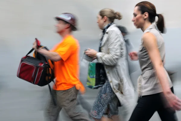 Movimento turvo pessoas de negócios andando na rua — Fotografia de Stock