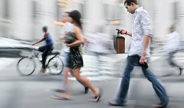 Movimento turvo pessoas de negócios andando na rua — Fotografia de Stock