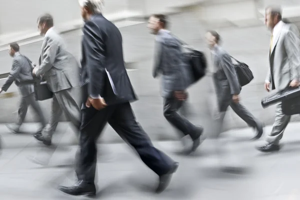 Movimento sfocato uomini d'affari che camminano per strada — Foto Stock