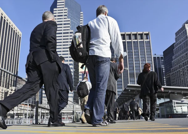 Gente de negocios caminando por la calle — Foto de Stock