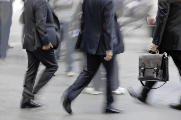 Movimento sfocato uomini d'affari che camminano per strada — Foto Stock