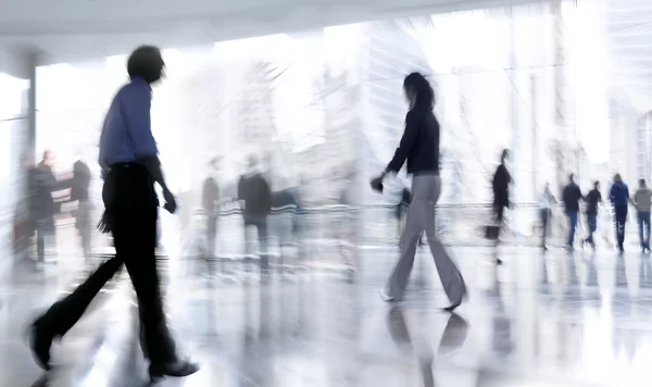 Grupo de personas en el centro de negocios vestíbulo — Foto de Stock