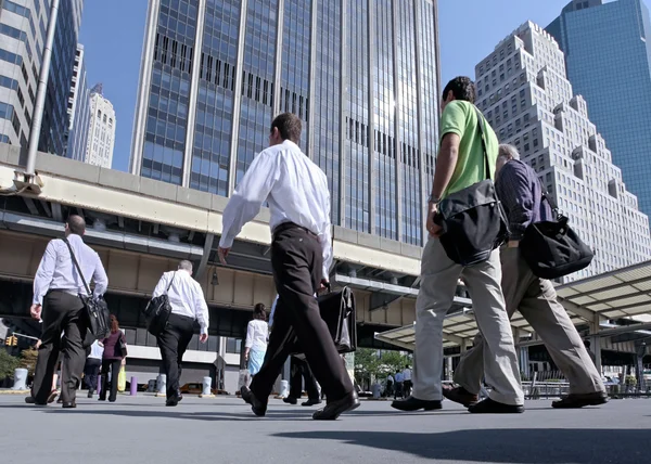 Pessoas de negócios andando na rua — Fotografia de Stock