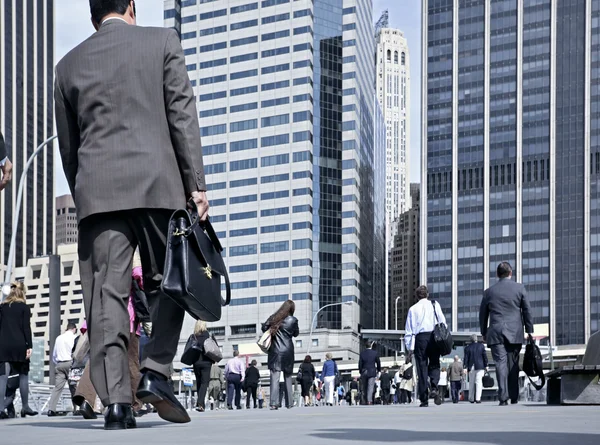 Gente de negocios caminando por la calle — Foto de Stock