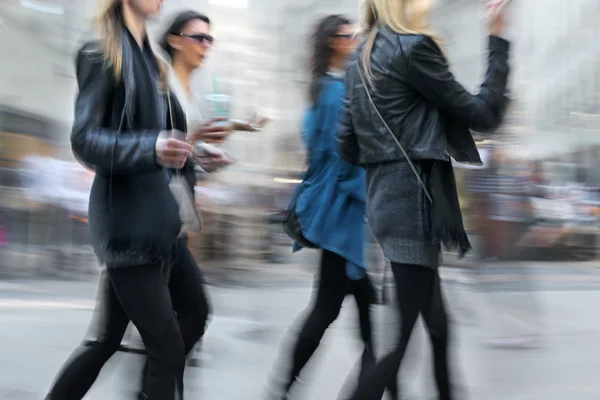 People shopping in the city — Stock Photo, Image