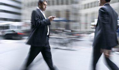 hareketli iş insanlar sokakta yürürken bulanık