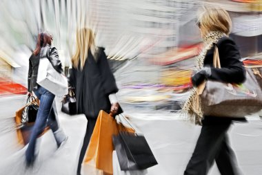 şehirde dükkanları ziyaret