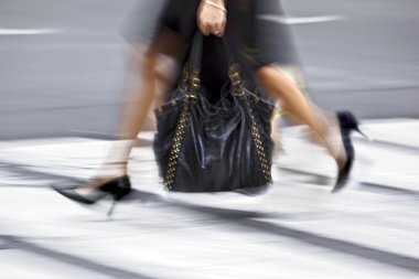 şehirde dükkanları ziyaret