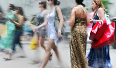 şehirde dükkanları ziyaret