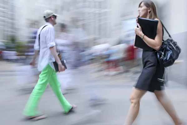 Lidé v centru galerie umění — Stock fotografie