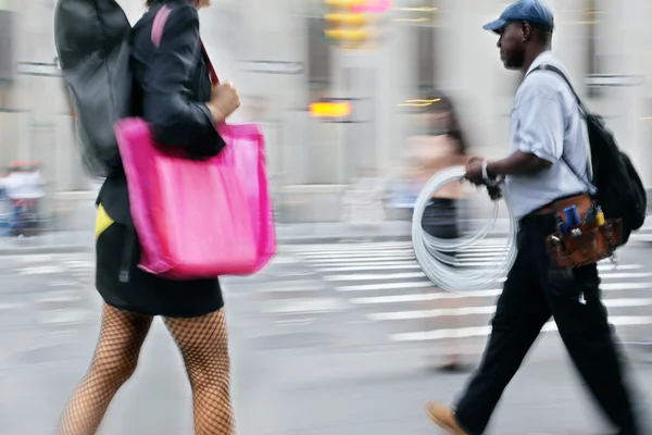 Hareketli iş insanlar sokakta yürürken bulanık — Stok fotoğraf