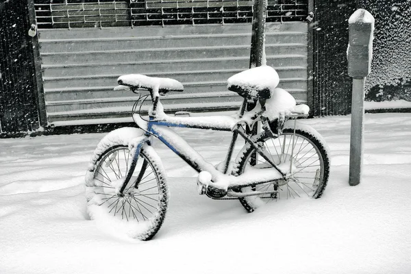 Fietsen bedekt met sneeuw — Stockfoto