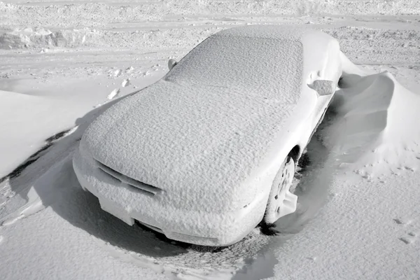 車は雪で覆われて — ストック写真