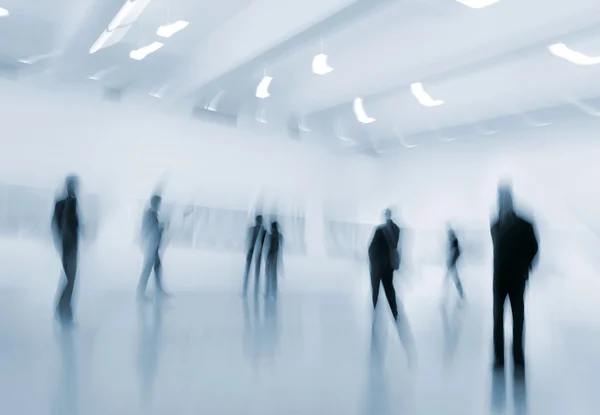 Pessoas no centro de galeria de arte — Fotografia de Stock