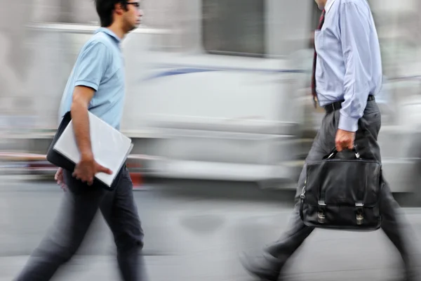 Movimiento borrosa gente de negocios caminando por la calle —  Fotos de Stock