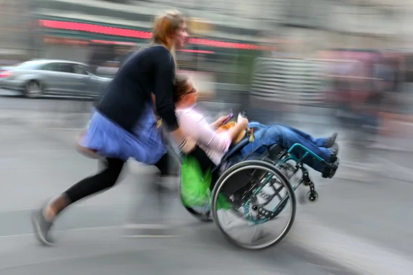 Disabili in una strada della città — Foto Stock