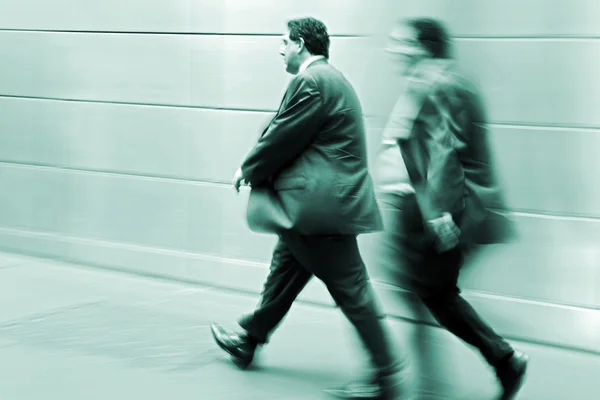 Movimento turvo pessoas de negócios andando na rua — Fotografia de Stock