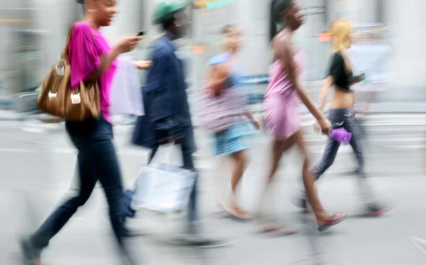 Besöka butikerna i city — Stockfoto