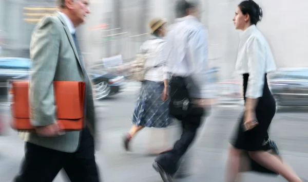 Beweging wazig mensen uit het bedrijfsleven lopen op de straat — Stockfoto