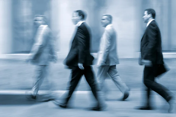 Movimento turvo pessoas de negócios andando na rua — Fotografia de Stock